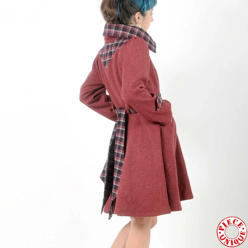 Manteau femme ceinturé et évasé, rayé rouge et écossais