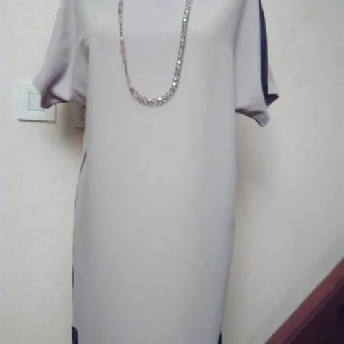 Robe courte de couleur beige et noir